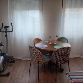 Modern 1-bedroom condo with free parking & fast WiFi, hotel v destinaci Podgorica