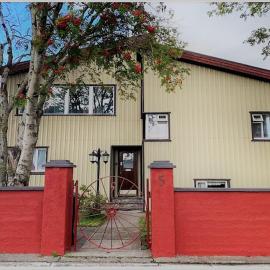 Akureyri Center Apartments & Rooms، فندق في آكيورِيْري