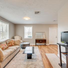 New Hampshire Abode w/ Mountain Views, Near Skiing、Tamworthのホテル