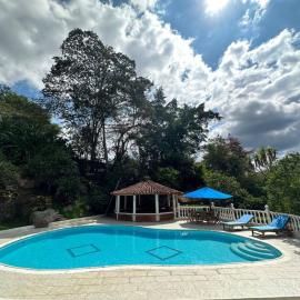 Increíble casa campestre con piscina y jacuzzi, hotel in Silvania
