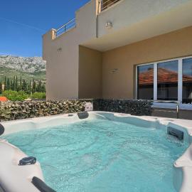 Relax Escape Jacuzzi Access Near Split, hotel in Žrnovnica
