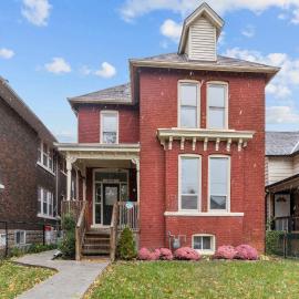 3 bedroom with laundry and parking at Windsor
