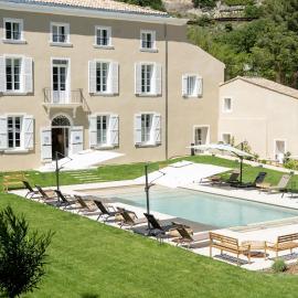 Château de l'insolas: Villeneuve-lès-Avignon şehrinde bir otel
