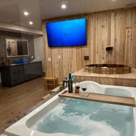 Romantic Luxury Retreat with Private Sauna & Spa, Pet Friendly, Elkside Hideout B&B, hotell i Canmore