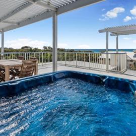 COASTAL ESCAPE - views rooftop terrace & jaccuzi, hotel u gradu 'Marcoola'
