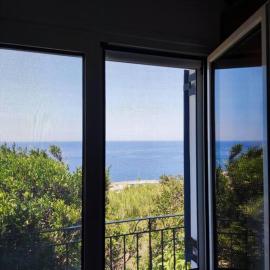 Μπλέ σπίτι, hotel Karavostamo városában