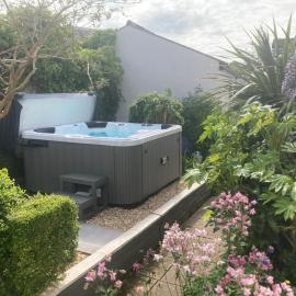 Bryntirion Farmhouse Apartment with Hot Tub, hotel in Llanfair Caereinion