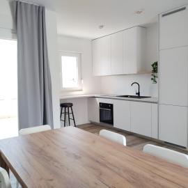Modern Two Bedroom Apartment with Spacious Seaview Terrace and Free Parking, Hotel in Kaštela