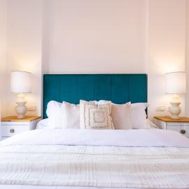 Increíble y Moderno apartamento Duplex con piscinas y preciosas vistas, hotel in Estepona