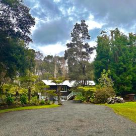 Volcano Hideaway Cabin as seen on HGTV, hotel en Volcano