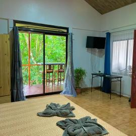 Cabañas el Bosque del Arenal, hótel í Guayabal