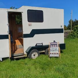 Trailor Escape GLAMPING POD - our converted horse box at Nelson Park Riding Centre - Birchington, Margte, Thanet, Ramsgate, Broadstairs, Sandwich, Herne Bay, hotel in Birchington