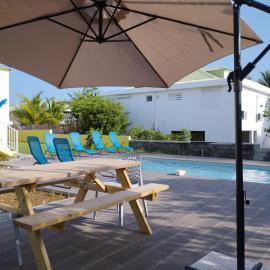 Les Amandiers - Piscine - Sainte-Anne, hotel din Sainte-Anne