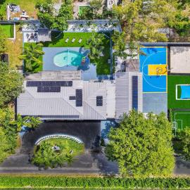 Spacious villa wpool courts game room
