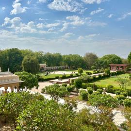Umaid Palace - A Lakeside Resort - 25 minutes from Mehandipur Balaji - 20 minutes from Chand Baori Stepwell Abhaneri & 40 minutes from Bhangarh Fort، فندق في Dubbī