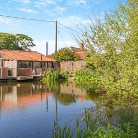 Tilly's, a two bedroom holiday retreat with hot tub and views of the pond