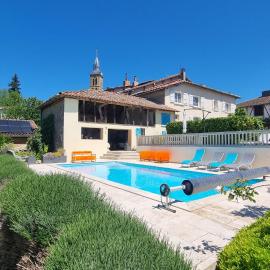 Maison avec grange & piscine vue sur les Pyrénées, hotel in Puymaurin