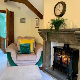 Bronte Stables - Cozy period house with parking and walled garden