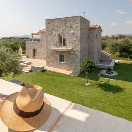 EFMAR EXCLUSIVE RESIDENCES, hotelli kohteessa Gythio