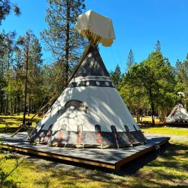 Buck and Does Tipi - 20' - Sleeps up to 4, hotel em O'Brien