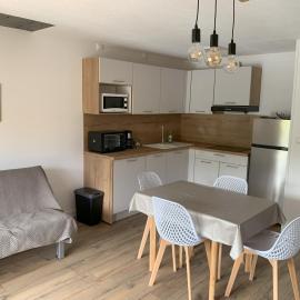Agréable T2 en rez de jardin à 2 pas du plan d'eau, hotel in Embrun