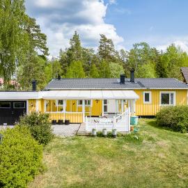 3BDR close to nature a beautiful home LAKE nearby, хотел в Упсала