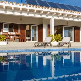 Bini Sole - Villa de lujo con piscina en Menorca、ビニベカのホテル
