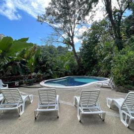 Cozy AC EcoCondo 4 with Pool Wildlife Visits, hotelli kohteessa Quepos
