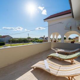 Ema's Olive Garden Apt 2 -private parking, 10 min drive from sandy beach, hotel a Poličnik