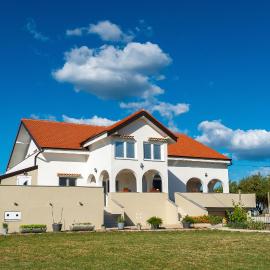 Ema's Olive Garden Apt 1 with private parking, just 10 minutes drive from sandy beach