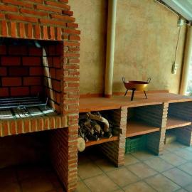 Casa rural con barbacoa y amplia terraza., מלון בJorquera