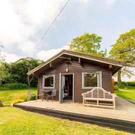 Chalet Lodge 3 - Hot Tub by Interhome, Hotel in Launceston