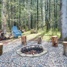 Mins to Woodruff Lakes: Pet-Friendly Cabin!, hotel i Woodruff