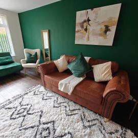 7 mins to NEC - Spacious Solihull Home - 4 Bedrooms - 2 Living Rooms - Huge Garden- Mell Square, High Street, JLR BHX HS2 Site and MORE - By Samina, ARZ Stays, hotel en Solihull