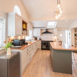 Quiet Self contained Cottage near Delamere Forest, hotell i Cuddington