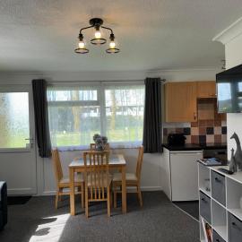 62 M&T Chalets , 2 bed detached chalet Florida holiday park Hemsby: Hemsby şehrinde bir otel