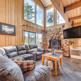 0.5 Mi to Dtwn & Trails: Conway Condo w/ Hot Tub!, hotel a North Conway