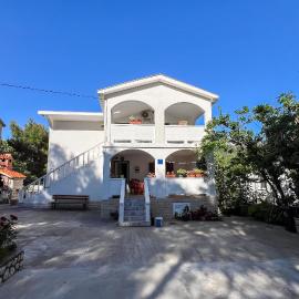 Apartments Franjo, hotel in Mundanije