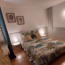 Maison de Village sur 2 étages à Vénéjan 4 personnes Meublé de tourisme classé 3 étoiles, hôtel à Vénéjan