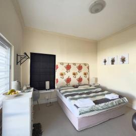 Private Park Island Room with own Bathroom at Lake
