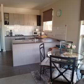 Lovely 2 BR Spa apartment, Opposite Shepp Lake: Shepparton şehrinde bir otel