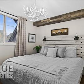 Mystic Mountain Chalet, Heated Outdoor Pool & Hot Tub, Free Parking, Fast Wifi!, hotel Canmore-ban