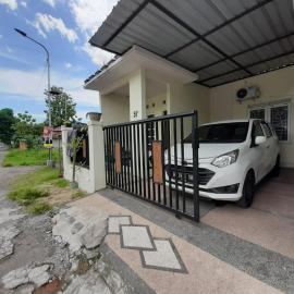 OKJ Homestay Syariah, hotel in Gondowulung
