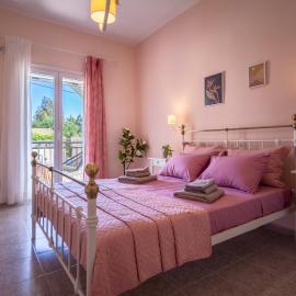 Royal Jelly Suites - Renovated Suites with Pool Just 5 Minutes walk from the Beach By Villa Mana Gers, Hotel in Marathias
