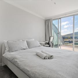 Dana-Ensuite in Central Shared Duplex Apartment