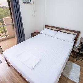 2BR Fully Air-Conditioned Staycation with Parking, hotell i Manila
