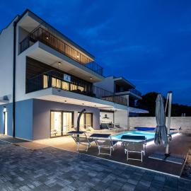 Villa Bay II near Medulin for 9 people with heated pool - playground & whirpool only 100 meters from the beach