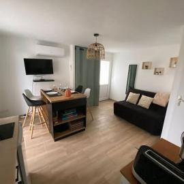 Le HappyNous, cosy, climatisé, wifi, parking privé intérieur, hotel i Tain-lʼHermitage