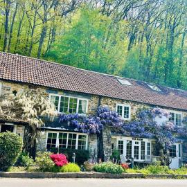 Devon 6-Bed Cottage with Country Views & Parking、ティバートンのホテル