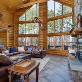 Luxurious Cabin on Castle Rock Lake! Sleeps up to 20!, hotel en Mauston
